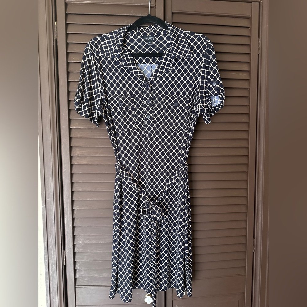 Black & White Geo Pattern Short Sleeve Women's Dress Size 14P (see measurements)